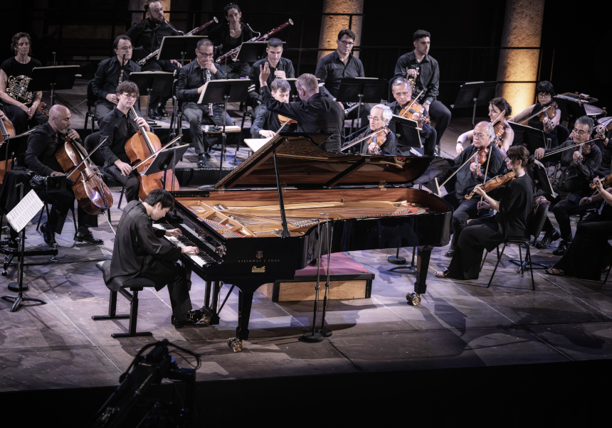 Mao Fujita i l'Orquestra de València. Foto d'Andrea Goytre, cedida pel Palau de la Música.